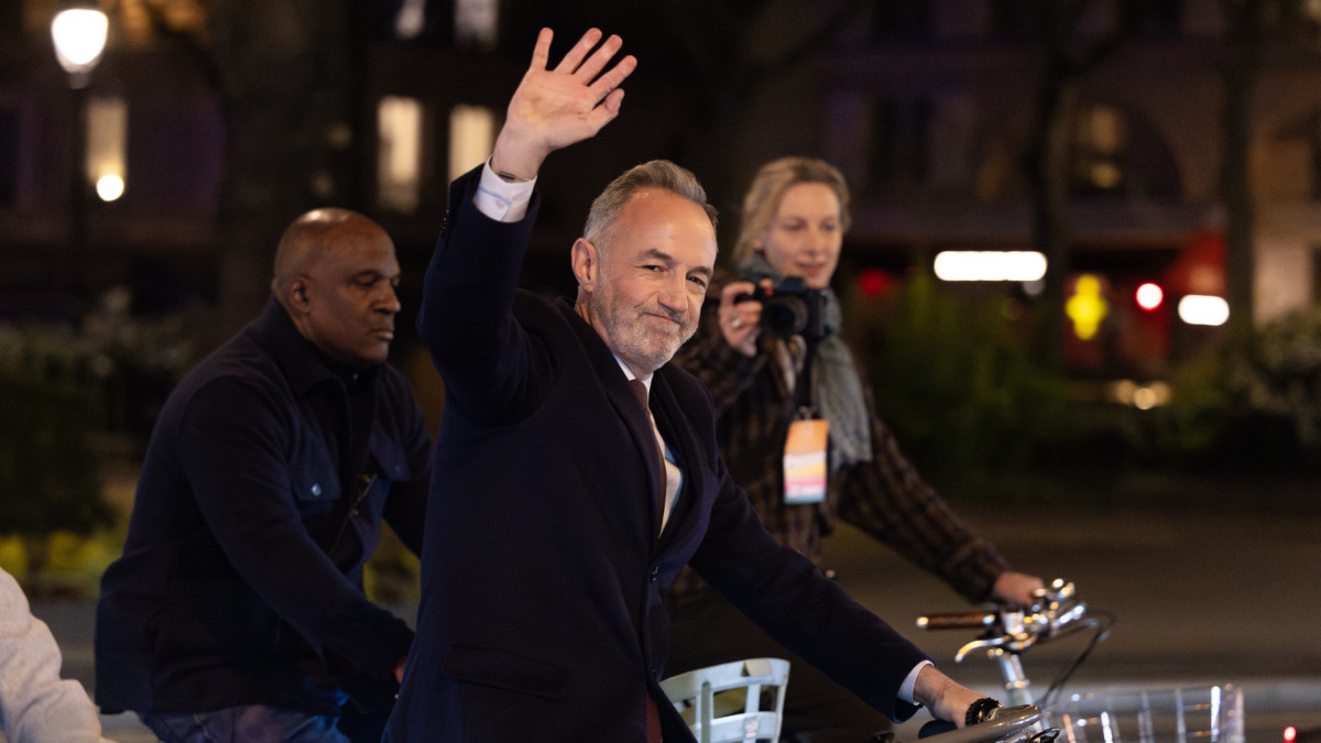 El alcalde electo de París, Emmanuel Grégoire, celebra su victoria en las urnas paseando en bici por la capital francesa.