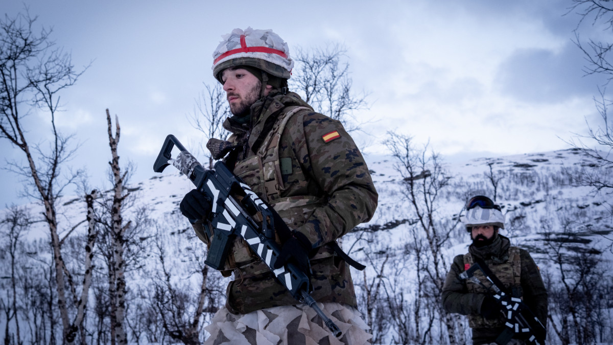 Soldados españoles participan en el ejercicio 'Cold Response 26' en el círculo ártico.