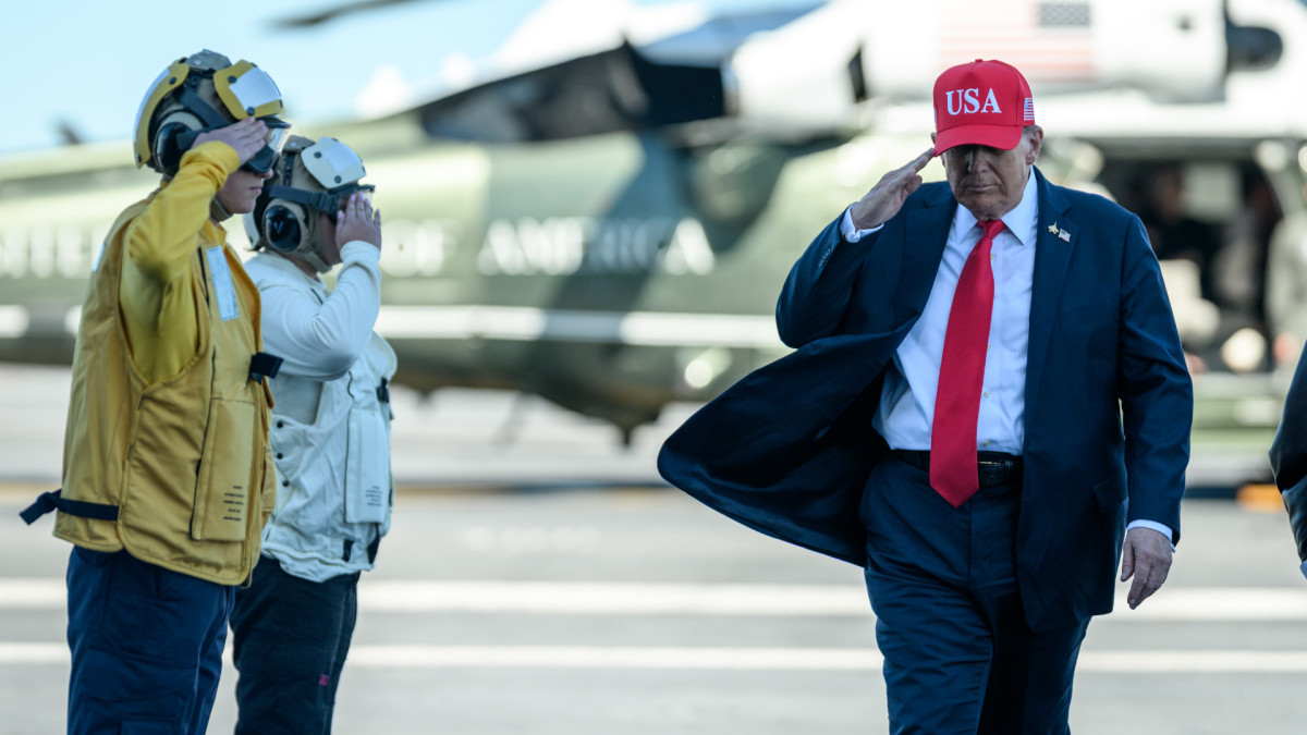 El presidente Donald Trump a bordo del portaviones George H. W. Bush.