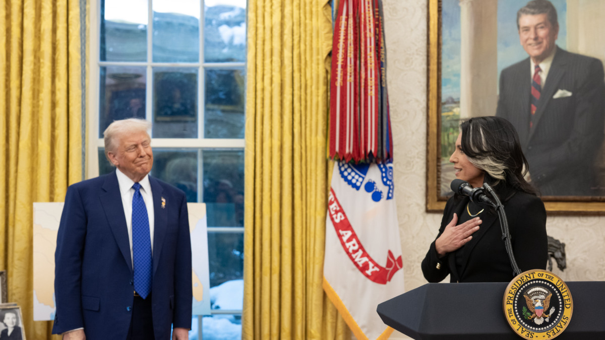 La directora de Inteligencia Nacional de EE. UU., Tulsi Gabbard (derecha) y el presidente Donald Trump.