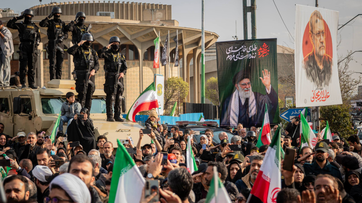 Manifestantes y el cuerpo antiterrorista de Irán despiden al asesinado Alí Larijaní en Teherán.