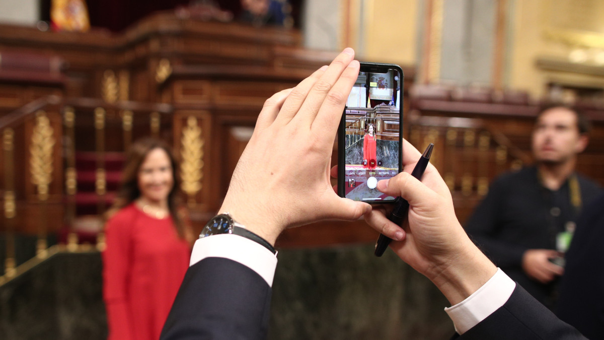 Una diputada se hace una fotografía en el Congreso de los Diputados.