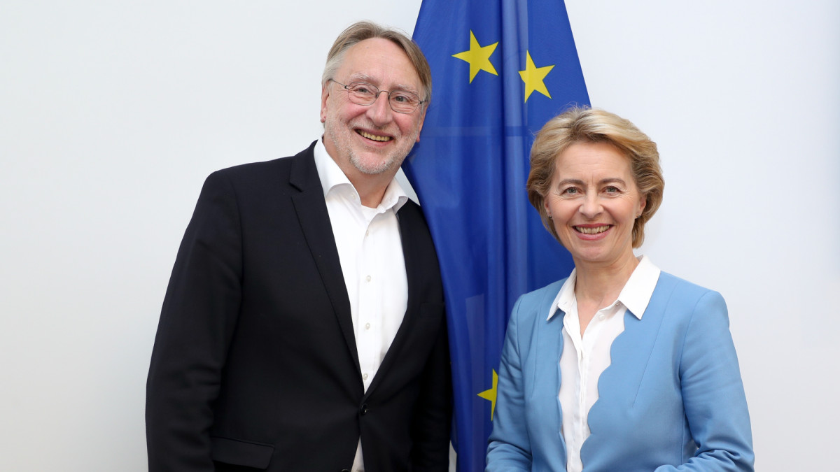 Los alemanes Bernd Lange, eurodiputado socialdemócrata, y Úrsula von der Leyen, presidenta de la Comisión Europea.