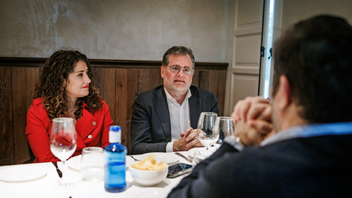 Enma López (izquierda) y Wolfgang Schmidt (centro) conversan con Marc López Plana.
