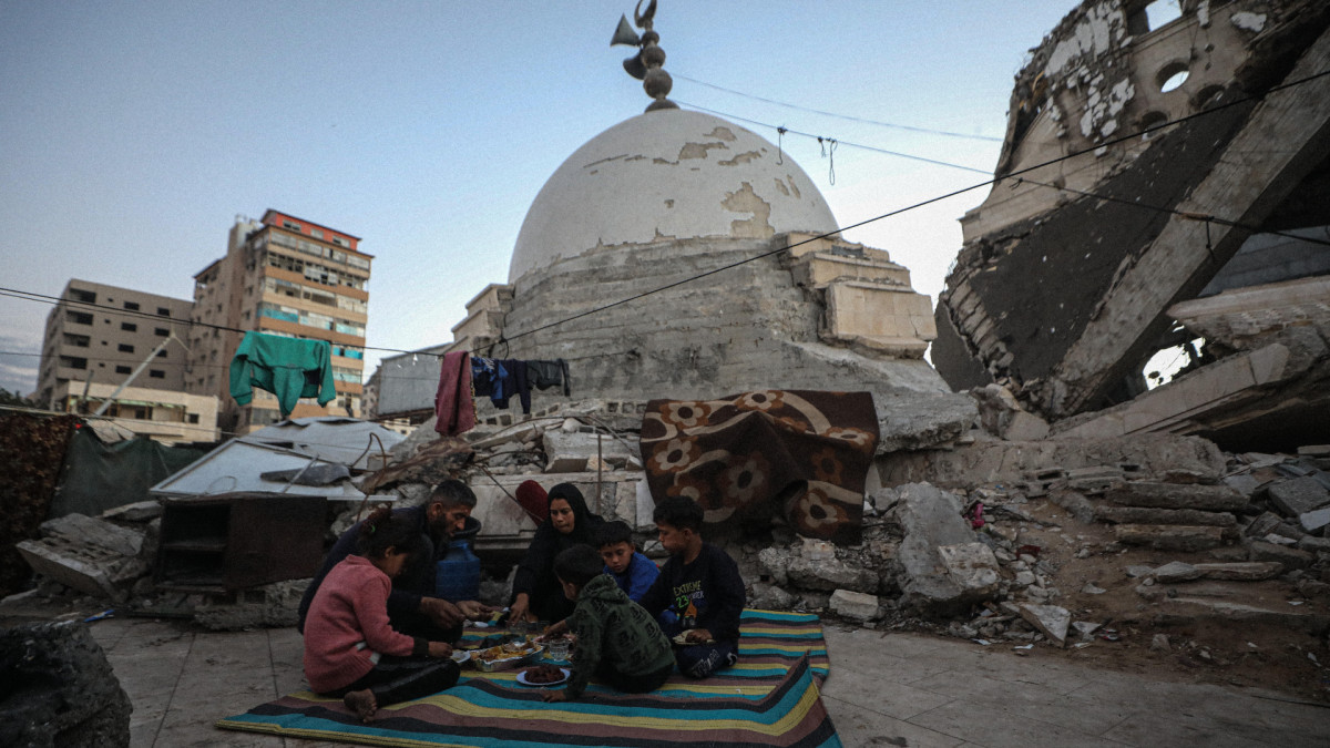 Una familia palestina, desplazada desde Beit Hanun, rompe el ayuno durante el Ramadán en febrero de 2026.