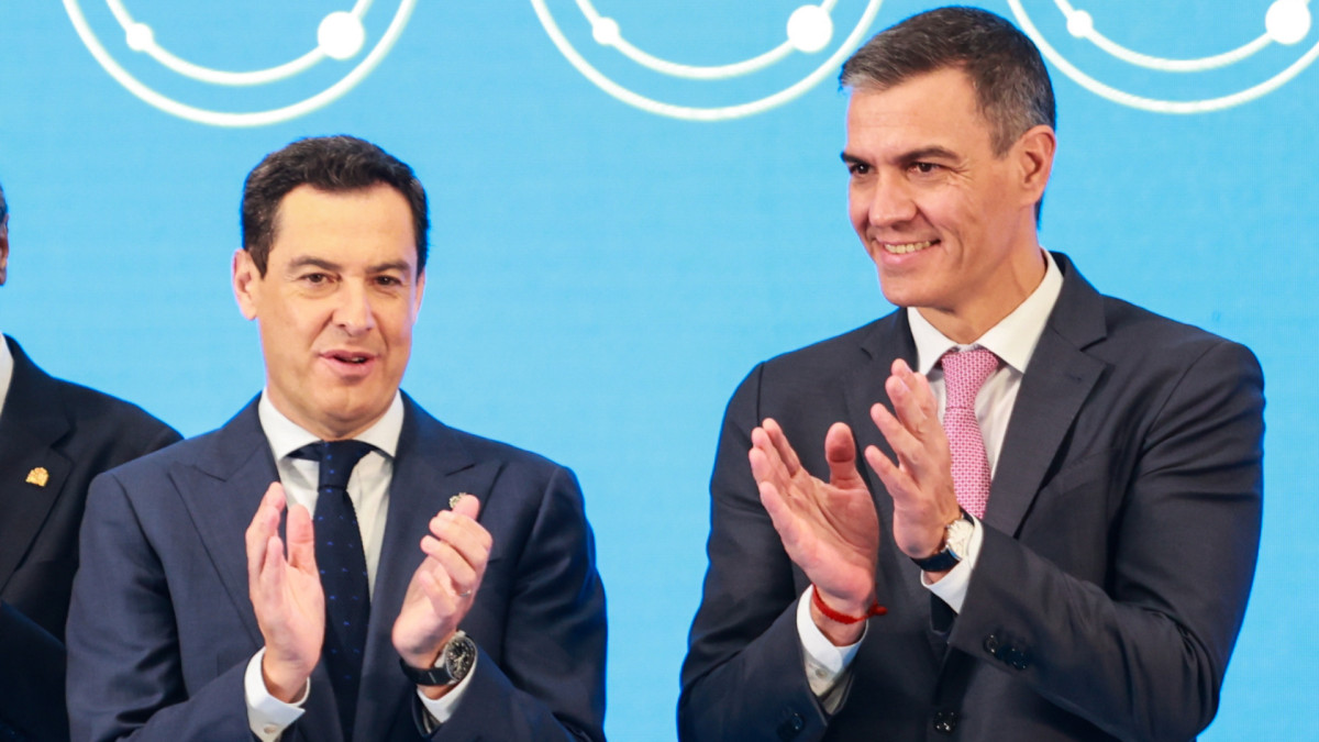 El presidente de la Junta de Andalucía, Juan Manuel Moreno Bonilla, junto al presidente del Gobierno, Pedro Sánchez, en Huelva.
