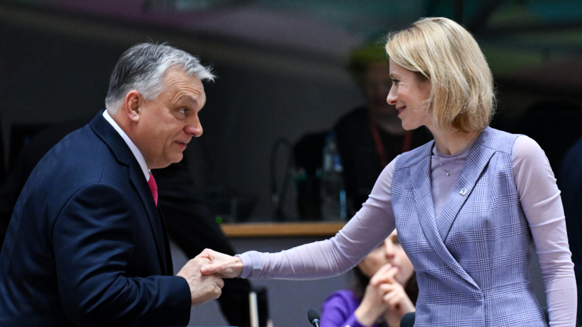 El primer ministro húngaro, Viktor Orbán, junto a la alta representante, Kaja Kallas.