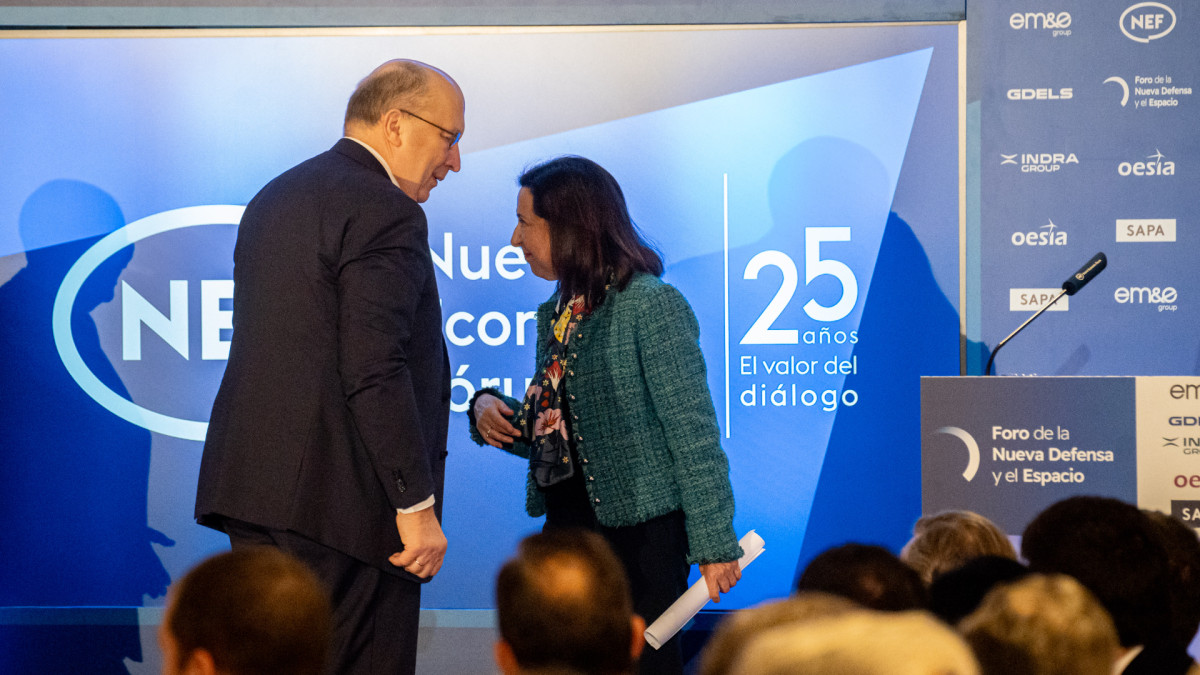 Minister of Defense Margarita Robles (right) and Andrius Kubilius, European Commissioner for Defense and Space, meeting in Spain