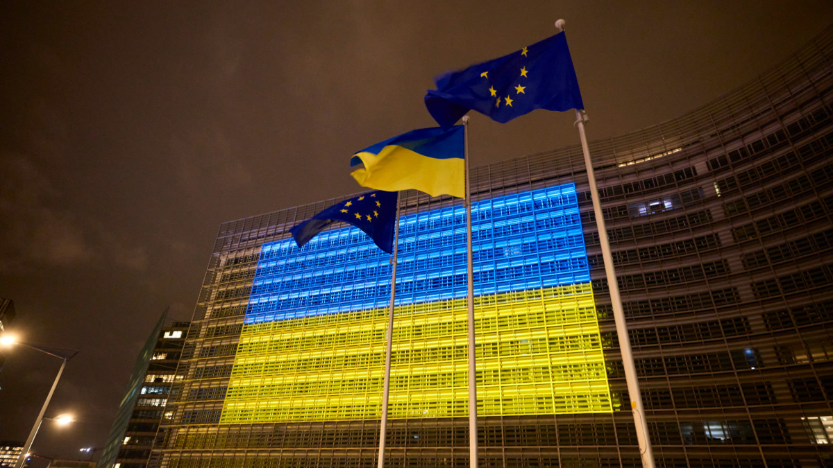 El Berlaymont, sede principal de la Comisión Europea en Bruselas, se ilumina con los colores de la bandera de Ucrania en el cuarto aniversario del inicio de la invasión rusa.