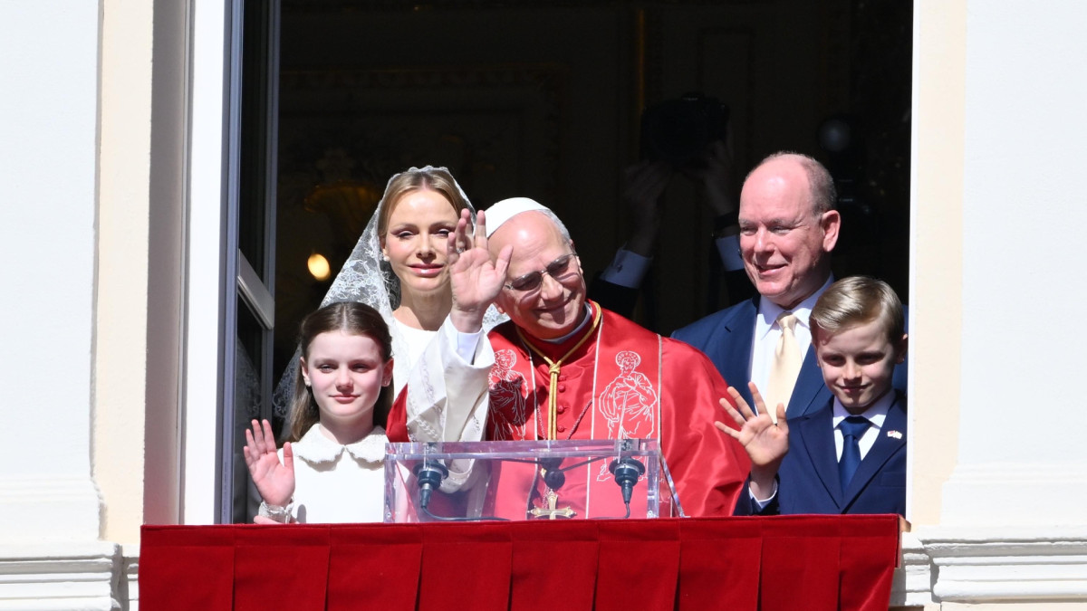 El Papa León XIV junto a la familia real de Mónaco.