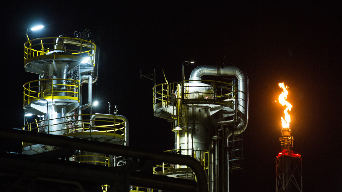 Una refinadora de petróleo en Polonia trabaja a pleno rendimiento.