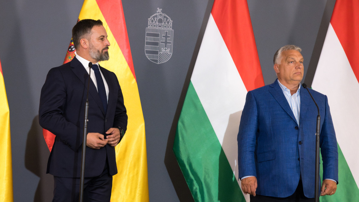 El presidente de Vox y del partido europeo Patriotas por Europa, Santiago Abascal (izquierda), junto al primer ministro húngaro, Viktor Orbán (derecha).