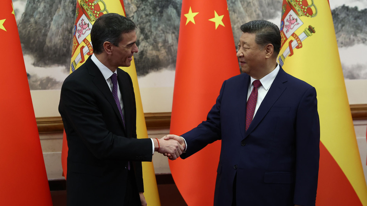 El presidente del Gobierno, Pedro Sánchez, junto al presidente de China. Xi Jinping.