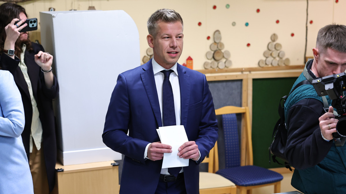 Péter Magyar, líder de Tysza y ganador de las elecciones húngaras, vota por la mañana en Budapest.
