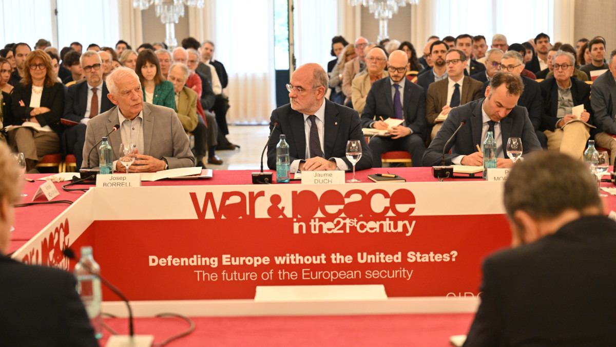 Josep Borrell, Jaume Duch y Pol Morillas introducen la vigesimocuarta edición de la conferencia 'War and Peace'.