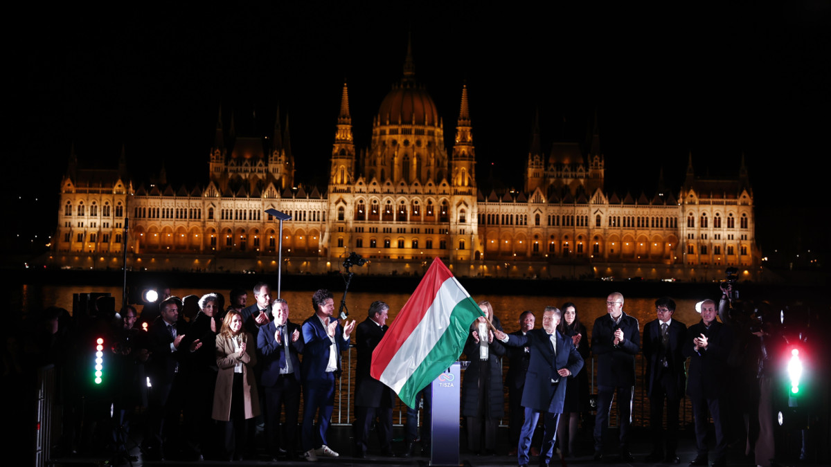 El líder de Tysza, Péter Magyar, celebra la victoria frente al Parlamento húngaro.