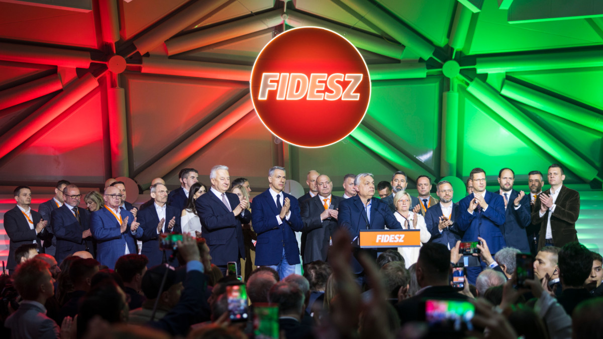 Miembros de Fidesz, con Viktor Orbán a la cabeza, asumen la derrota en la noche electoral.