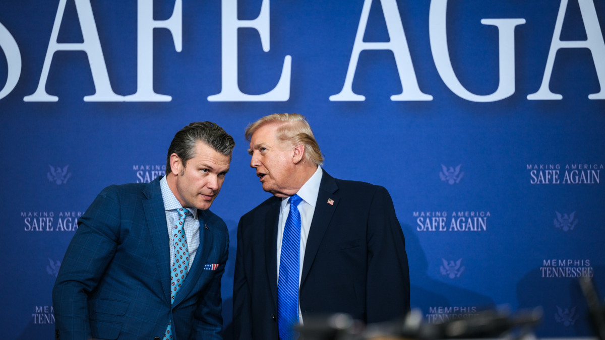 El presidente de EE. UU., Donald Trump, junto al secretario de Guerra, Pete Hegseth