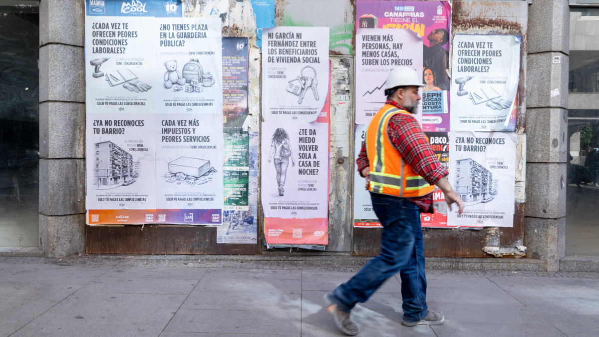 Carteles de la campaña 'La inmigración masiva tiene consecuencias', frente al Congreso de los Diputados.