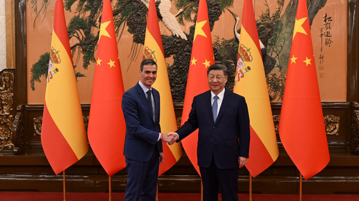 El presidente del Gobierno, Pedro Sánchez, es recibido por el presidente Xi Jinping en Pekín. | Pool Moncloa / Borja Puig