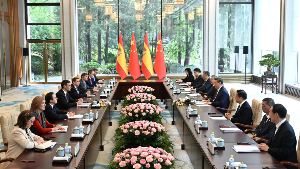 La delegación española es recibida en Pekín por el presidente Xi Jinping y su equipo.