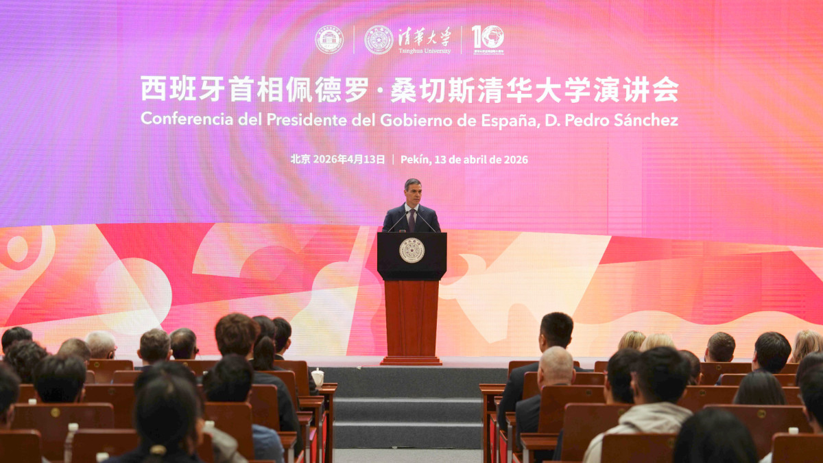 El presidente del Gobierno, Pedro Sánchez, ofrece su discurso en la Universidad de Tsinghua (Pekín).