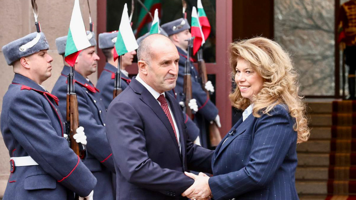 El expresidente Rumen Radev saluda a la actual presidenta Iliana Yotova tras tomar su cargo el pasado enero.