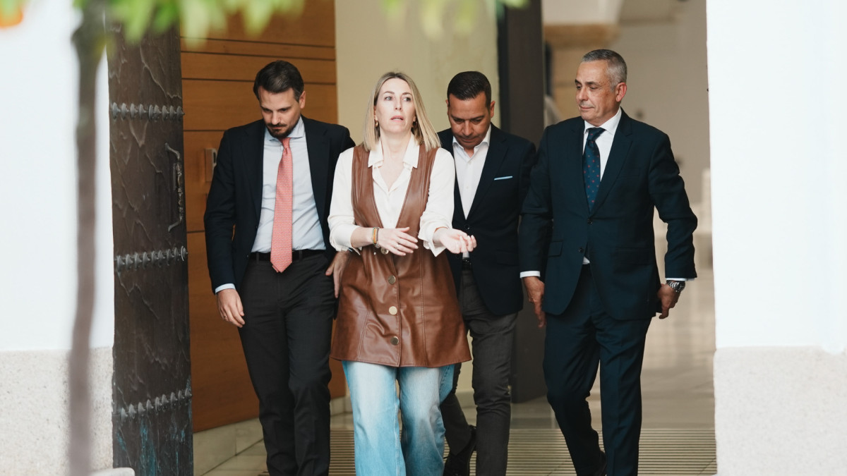 The acting president of the Regional Government of Extremadura, María Guardiola (second from the left), and the Vox candidate for president of the regional government, Óscar Fernández (second from the right), announce a governing agreement.
