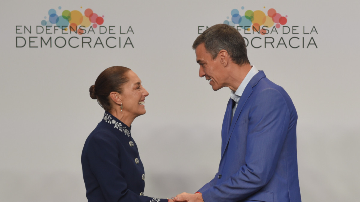 La presidenta de México, Claudia Sheinbaum, se saluda con el presidente del Gobierno, Pedro Sánchez.