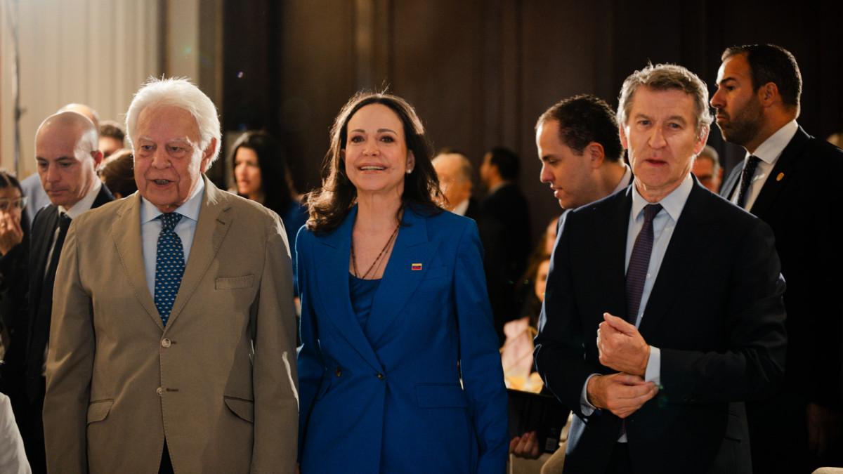  Venezuelan opposition leader María Corina Machado, former President of the Government, Felipe González (l), and PP president Alberto Núñez Feijóo (r).