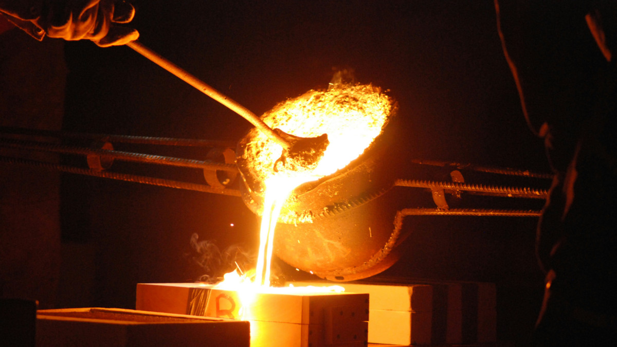 El autor recuerda que en la elaboración de materiales como el acero, la emisión de dióxido de carbono es muy difícil de suprimir.