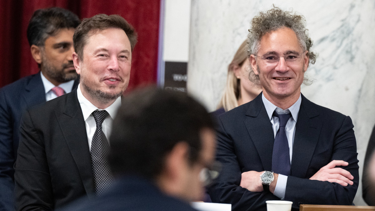 Elon Musk, CEO de X y exasesor de la Administración Trump (izquierda), junto a Alex Karp, cofundador y CEO de Palantir.