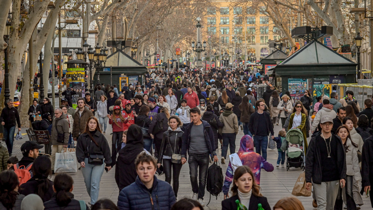 Personas pasean por Barcelona.