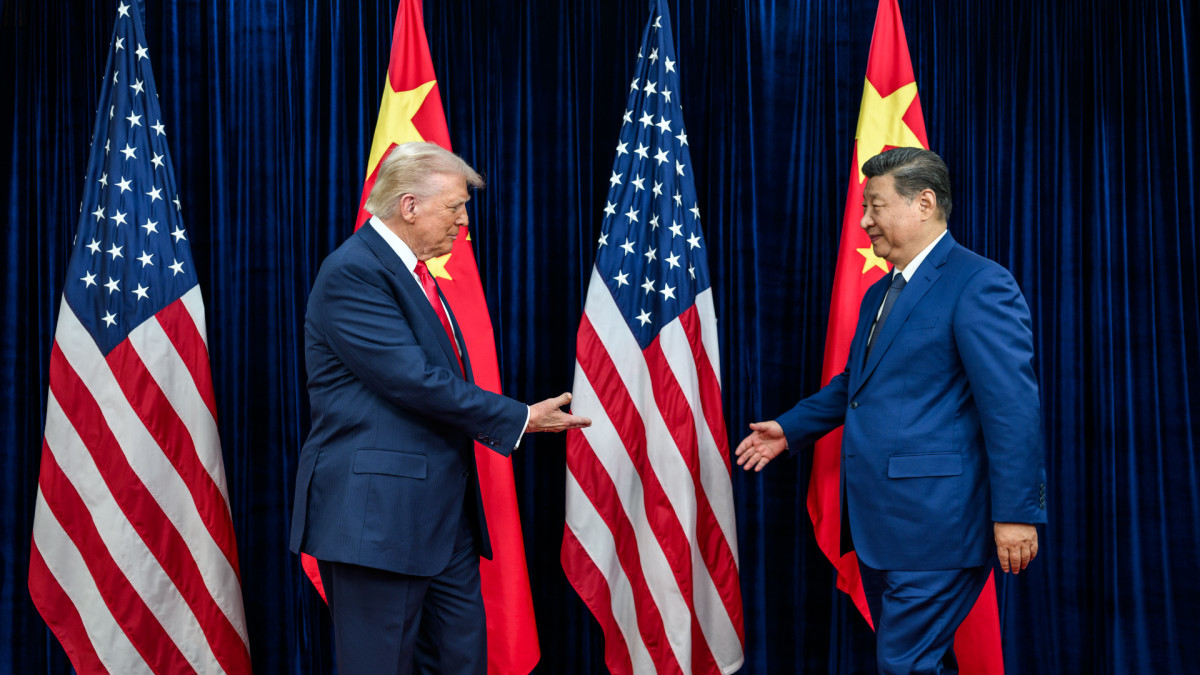 El presidente de Estados Unidos, Donald Trump, saluda a su homólogo chino, Xi Jinping.