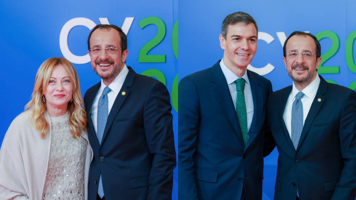 Giorgia Meloni y Pedro Sánchez junto al presidente chipriota, Nikos Christodoulides.