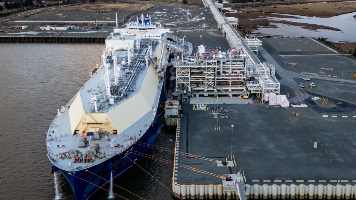 Un carguero con gas natural licuado (GNL) realiza una descarga en un puerto canadiense.