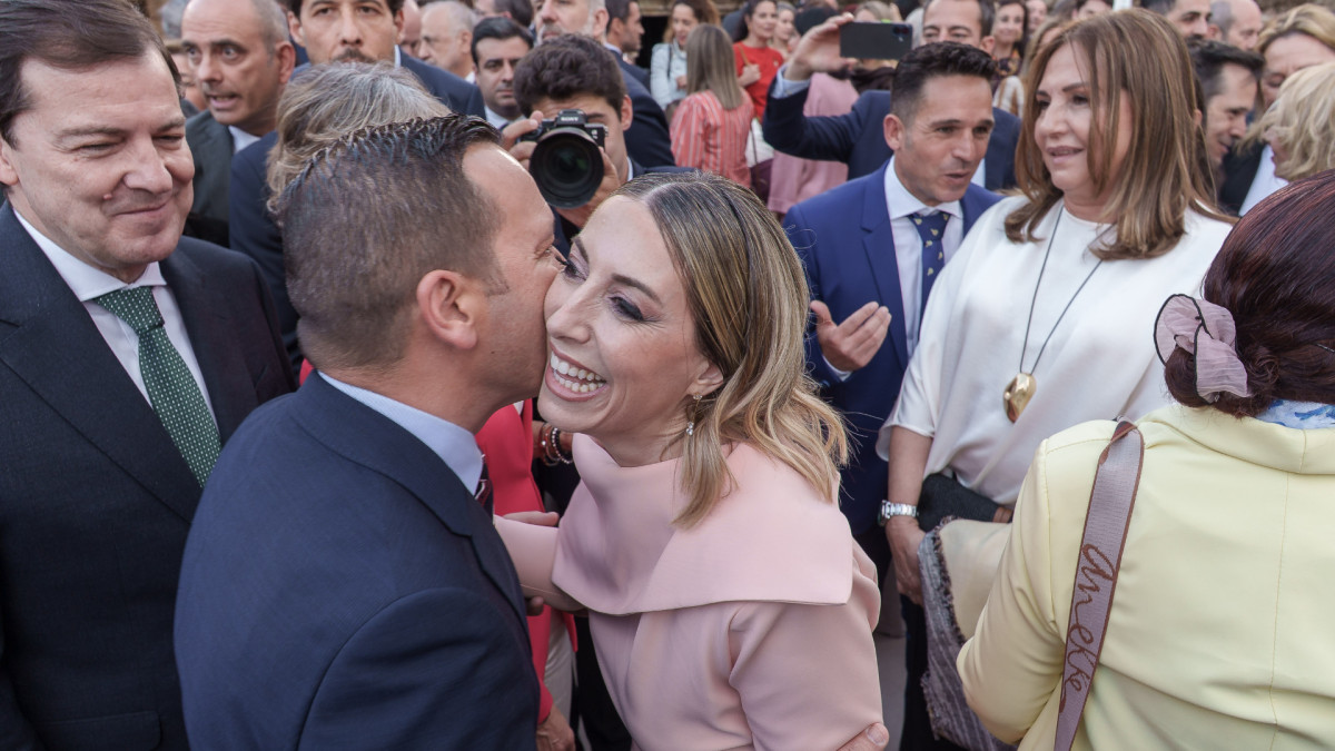 La presidenta de la Junta de Extremadura, María Guardiola, se saluda con el candidato de Vox en la comunidad, Óscar Fernández.