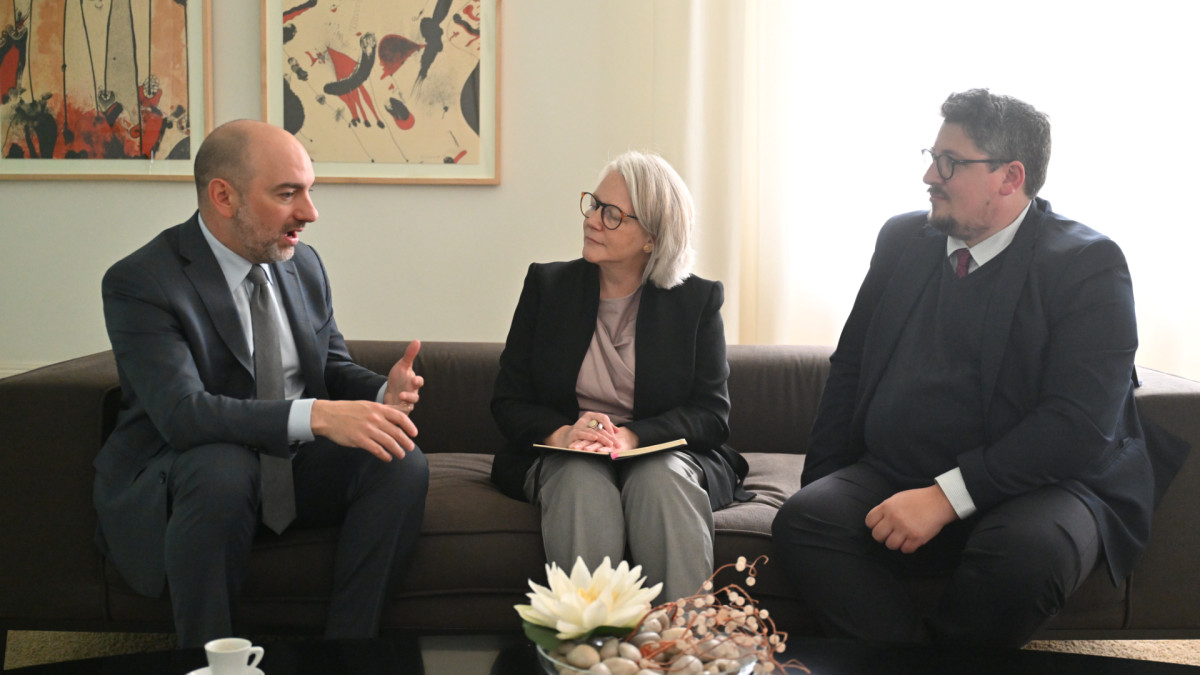 De izquierda a derecha: Max Bergmann, Carme Colomina  y Daniel Fiott.