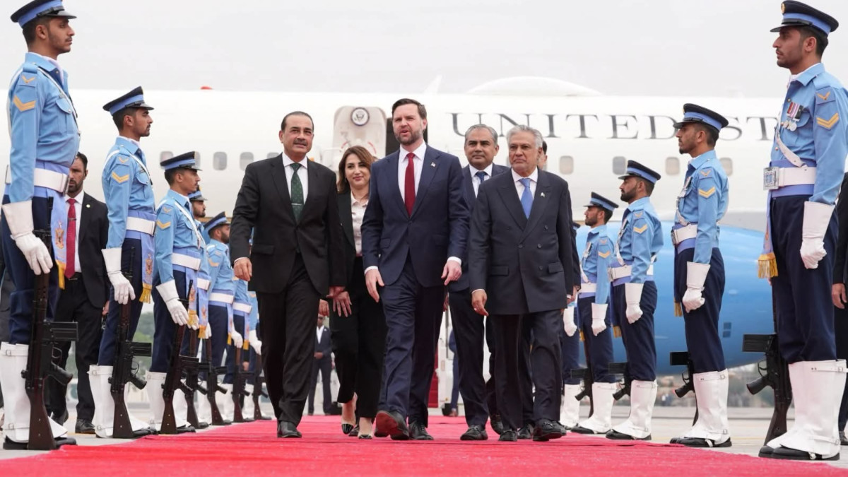 El vicepresidente de EE. UU., J. D. Vance, aterriza en Islamabad para proseguir las negociaciones de paz con Irán.
