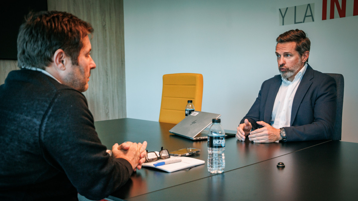 El director de Relaciones Institucionales del Grupo Renault, Ignacio Rodríguez-Solano (derecha), conversa con el director y editor de 'Agenda Pública', Marc López Plana.