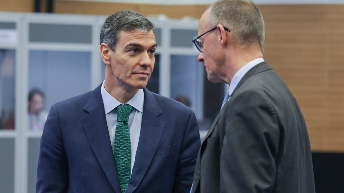 Prime Minister Pedro Sánchez and German Chancellor Friedrich Merz at the European Council summit in Cyprus.