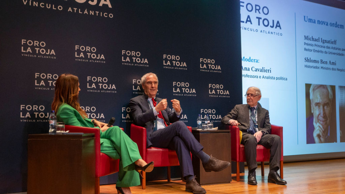 Los pensadores Michael Ignatieff (centro) y Shlomo Ben-Ami (derecha), dialogan moderados por la analista política Ana Cavalieri (izquierda).