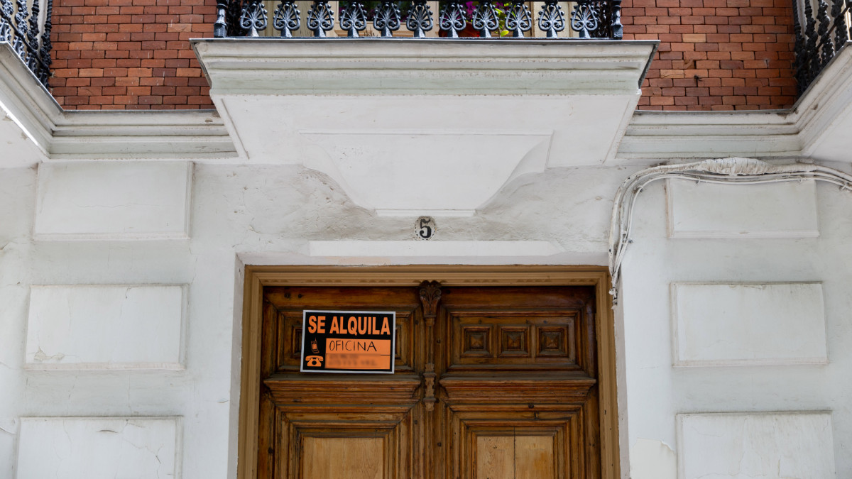 Un anuncio de alquiler en una calle céntrica de Madrid.