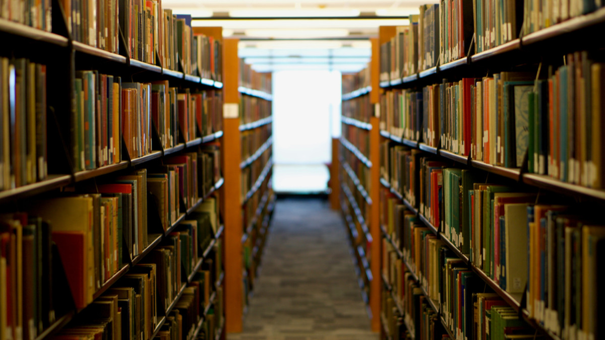 El pasillo de una biblioteca en una universidad.