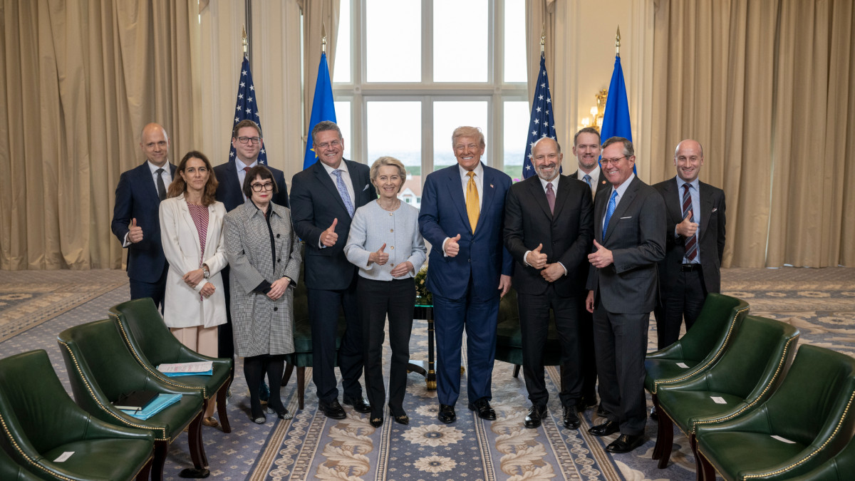 En Escocia, Sabine Weyand (gabardina gris) decidió no levantar el pulgar en gesto de aprobación, al contrario que Von der Leyen y el comisario de Comercio 