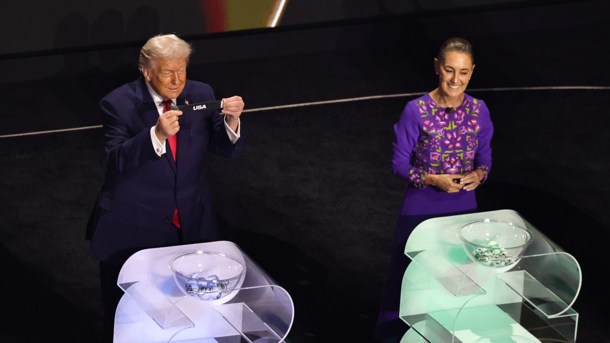El presidente de Estados Unidos y la presidenta de México en el sorteo del Mundial de fútbol de la FIFA.