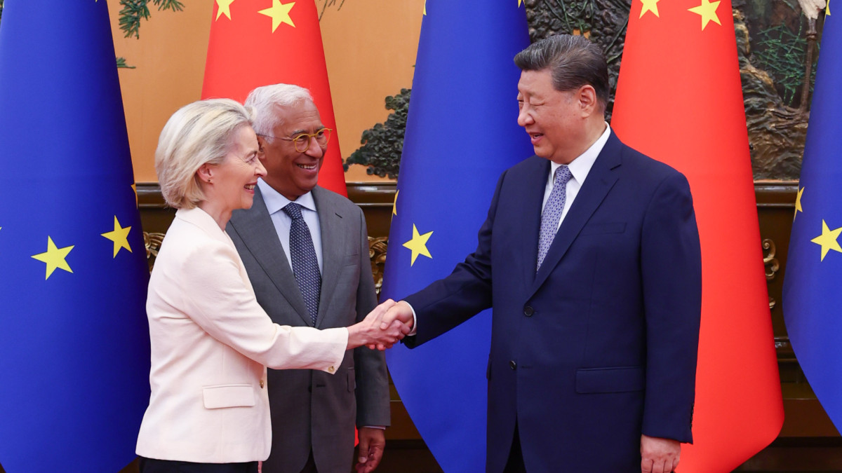 Ursula von der Leyen y António Costa saludan al presidente chino Xi Jinping