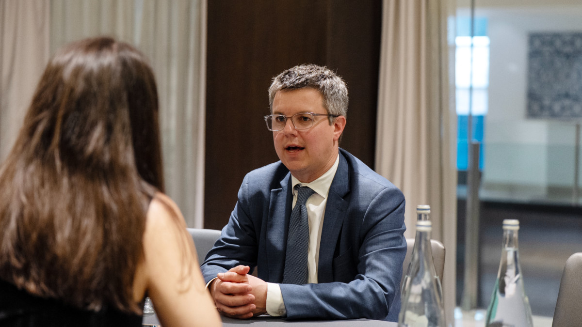 Peter Rough, 'senior fellow' y director del Hudson Institute conversa con Clara Esteban García, articulista y gestora de proyectos de 'Agenda Pública'.