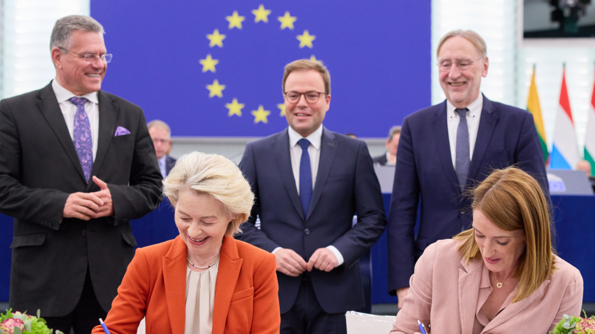 Al frente, la presidenta de la Comisión Europea y su homóloga del Parlamento Europeo. Detrás, a la izquierda, el comisario de Comercio Maros Šefčovič y, a la derecha, el presidente del comité de Comercio en el PE, Bern Lange