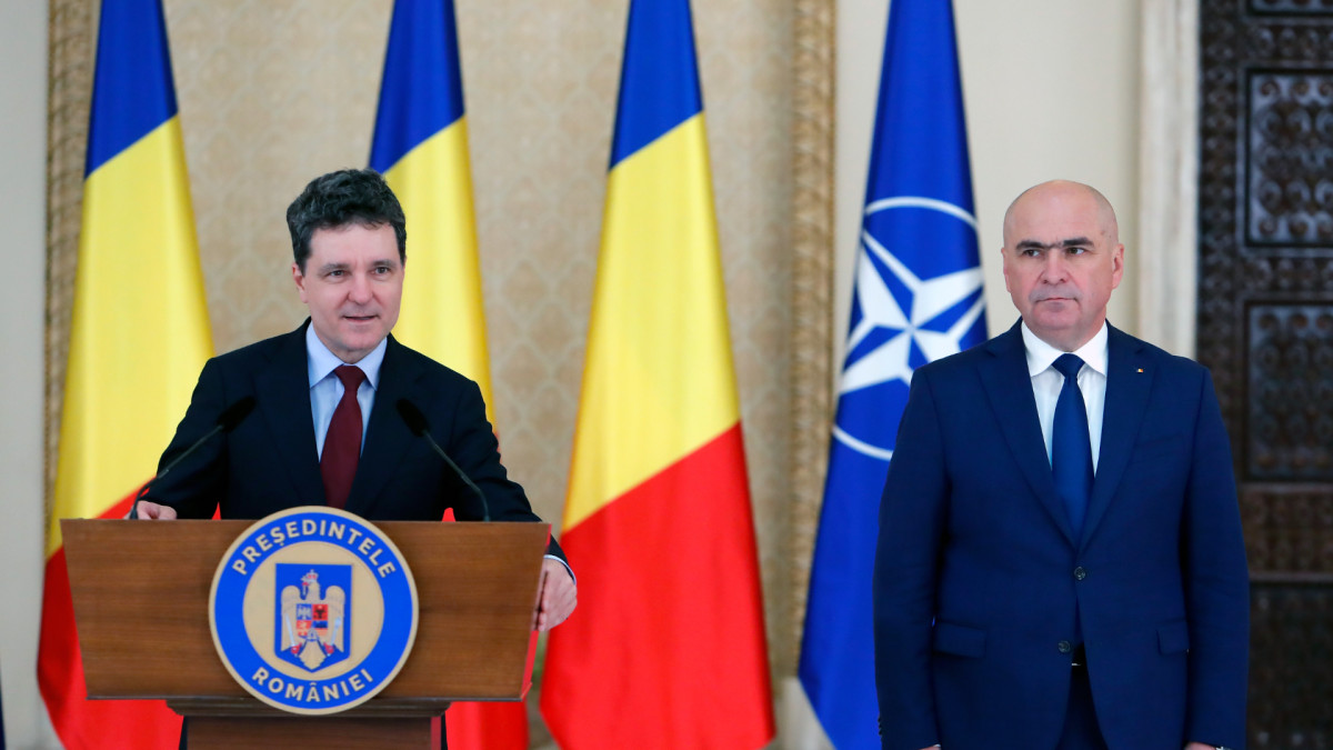 El presidente rumano, Nicusor Dan (izquierda) nombró a Ilie Bolojan como candidato a primer ministro del país en junio de 2025.